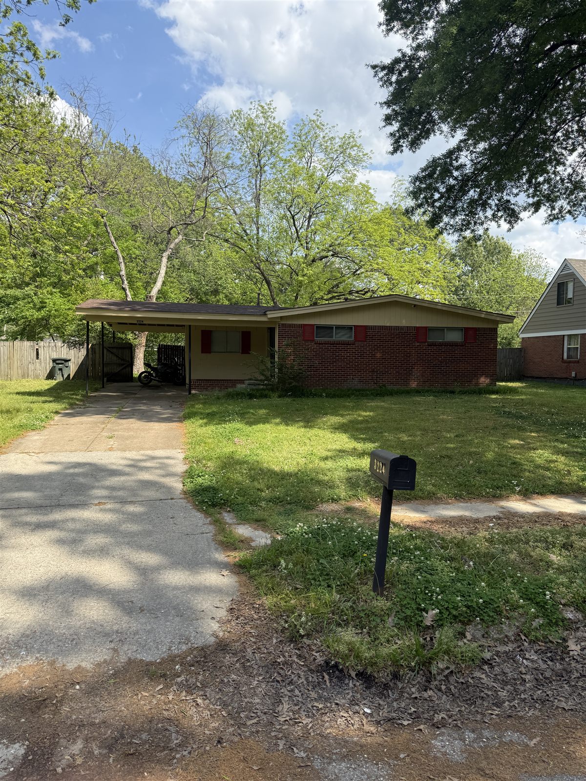 Before: Memphis lawn care and garden bed service